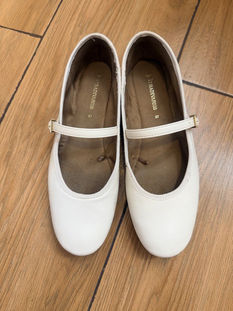 Stradivarius flats (Category: Flats & Sandals) located in Quezon City. Submitted by destashingmycloset (Listing ID 1467607623, Image 1). Description: .