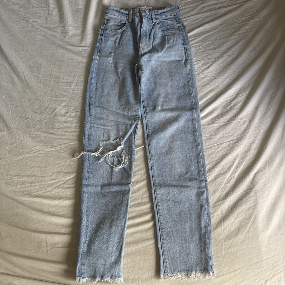 Stradivarius Ripped Light Denim Mom Jeans (Category: Jeans) located in Binan City. Submitted by myprelovedhaul (Listing ID 1467606363, Image 1). Description: - fits 22-23 | length 38 - gained weight, no when worn photos! - last price posted! - please message only if sure buyer! - limited replies only. - Available unless mark as sold. - Ship via j&t or lalamove for same day. -Mode of payment: Gcash 📍Biñan Laguna .