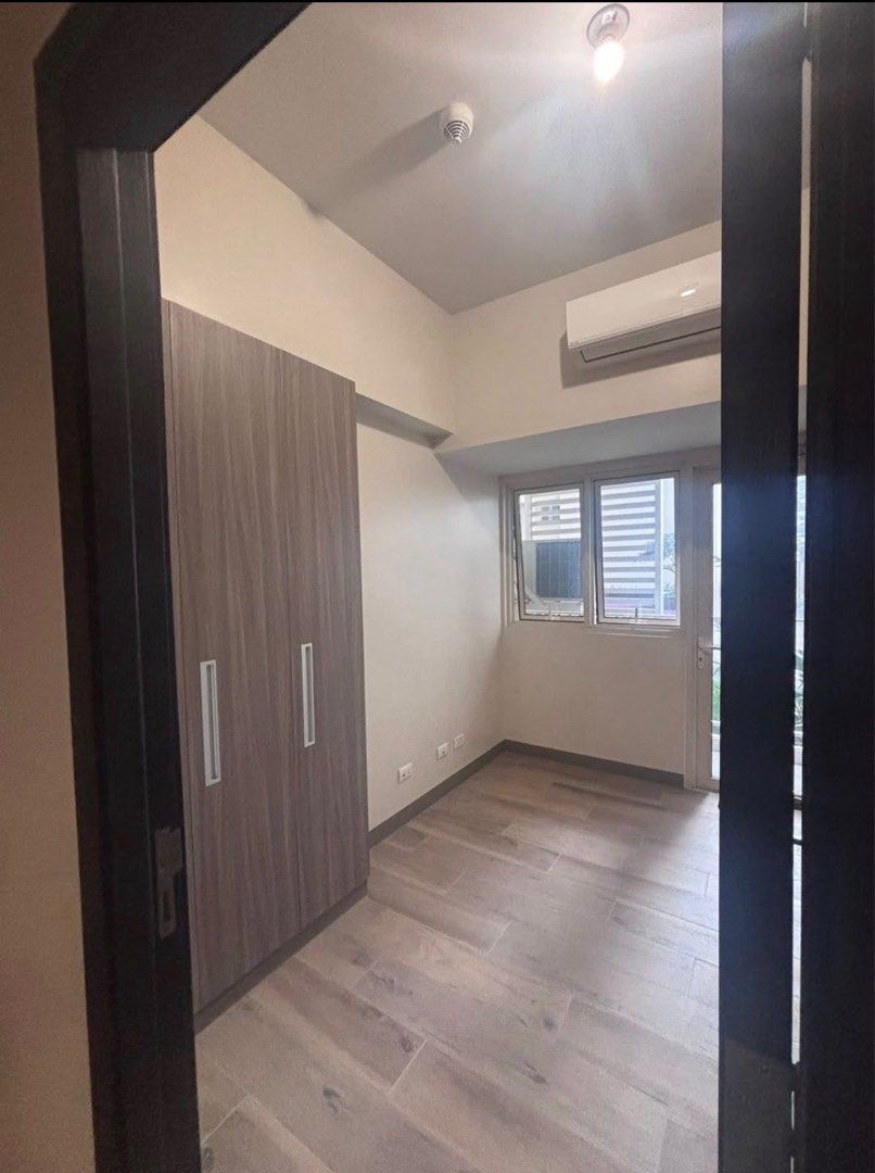 Studio Unit with Built-in Kitchen Cabinets and Wardrobe (Category: Shelves, Cabinets & Racks) located in Manila. Submitted by 1111anze (Listing ID 1467621536, Image 3). Description: ✨ PARK McKINLEY WEST ✨ 🏙️ Own a Brand-New 1BR Unit in McKinley 💰 Selling Price: ₱11M- net 🏡 Unit Features: ✅ 38 sqm 🛏️ 1 Bedroom 🏢 2nd Floor 🌿 Near/Access to Amenities 🆕 Brand-New Unit 🏠 Bare Unit (AC INCLUDED) – Design it your way 🚫 No Parking 📩 Send me a m
