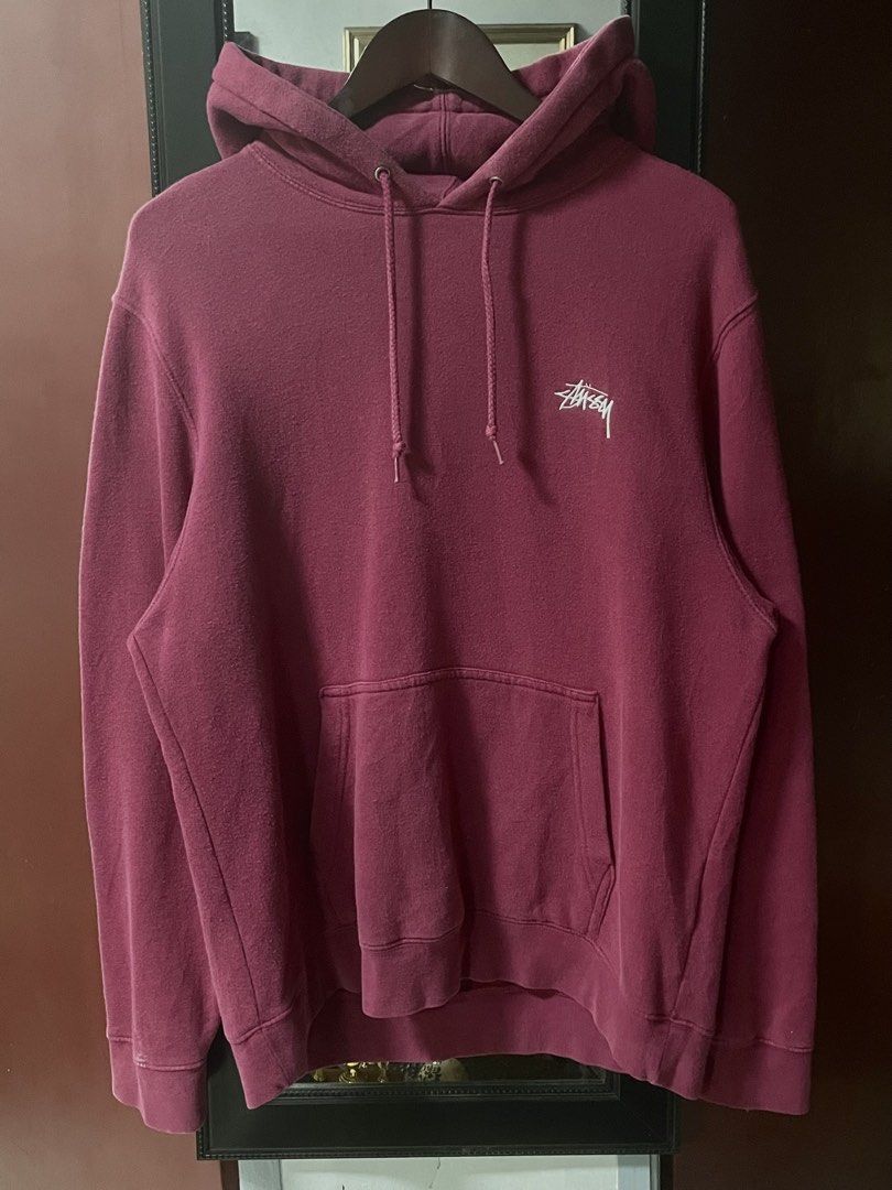 Stussy hoodie (Category: Activewear) located in Lipa City. Submitted by thriftpingssss (Listing ID 1467630267, Image 2). Description: 22x27 Issue: lints 8.5/10 overall condi.