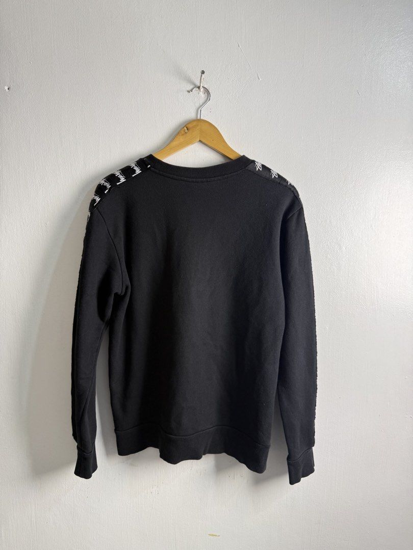 Stussy sweater sleeve logo (Category: Coats, Jackets and Outerwear) located in Legazpi City. Submitted by zeusmostoles27 (Listing ID 1467751273, Image 2). Description: dimes: 21x27 color rate: 9.5 no issue .