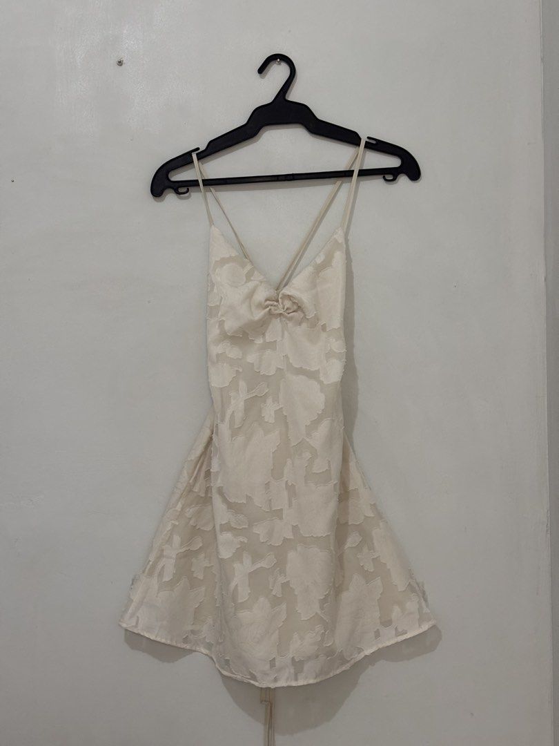 Summer White Dress (Category: Dresses) located in Quezon City. Submitted by chrissie__ (Listing ID 1467694464, Image 1). Description: ▪️Altered to fit ▪️Used once.