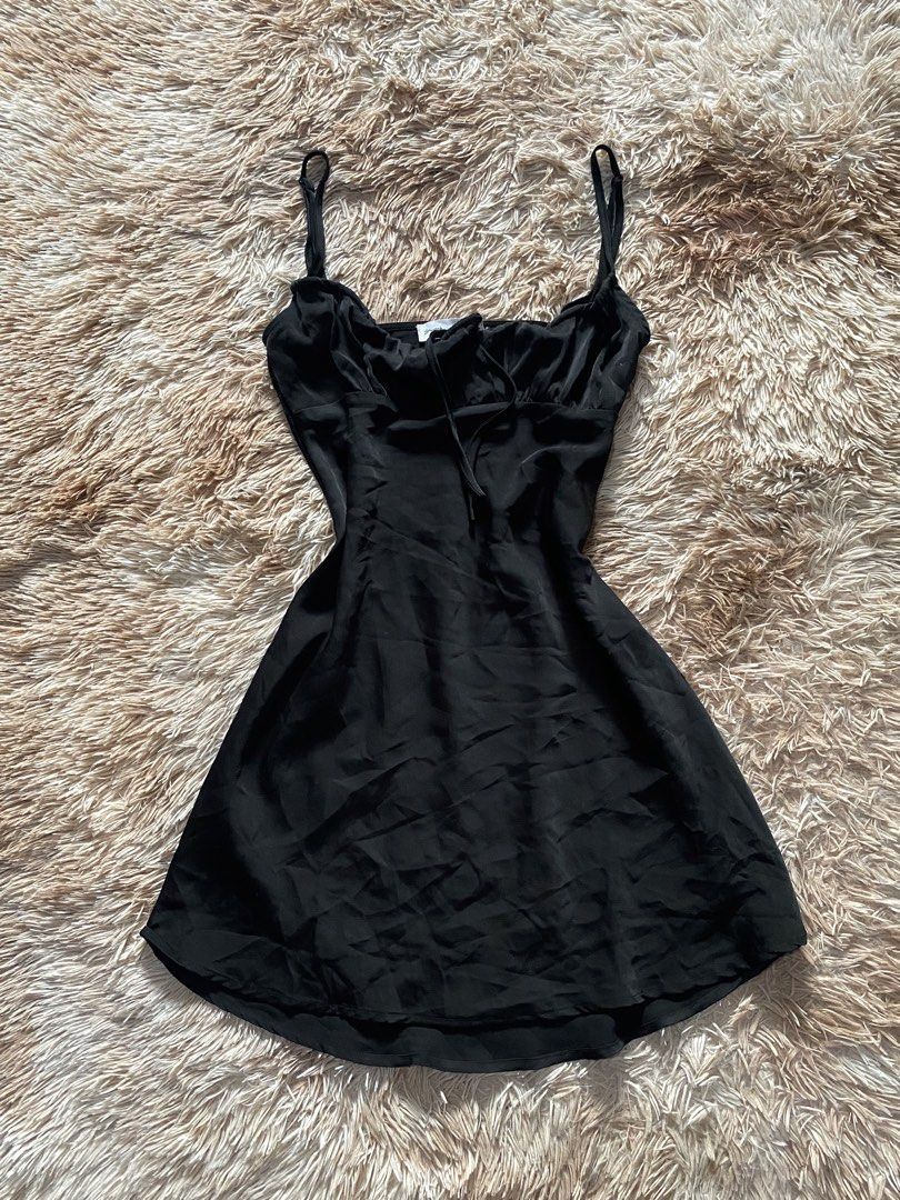 Supré Black Dress (Category: Dresses) located in Manila. Submitted by stormibutterfly26 (Listing ID 1467638784, Image 1). Description: Super cute black mini slip dress from Supre. Features a flattering sweetheart neckline with a drawstring tie and adjustable spaghetti straps. Lightweight and versatile for day or night. .