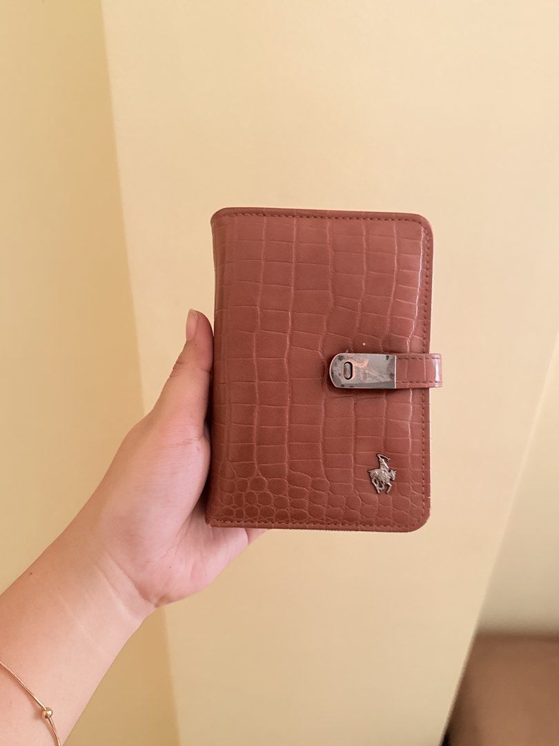 Swiss Polo SLP21-3 Brown Crocodile Pattern Wallet (Category: Wallets & Card holders) located in Valenzuela. Submitted by erikagutierrez (Listing ID 1467642093, Image 1). Description: -Bought this in Zalora -RFS: Di ko na nagagamit - Brand: Swiss Polo (Model: SLP21-3) - Color: Brown with a stylish crocodile texture finish - Hardware: Silver-tone hardware and front logo badge with snap closure - Interior Storage: Multiple card slots and an ID windo