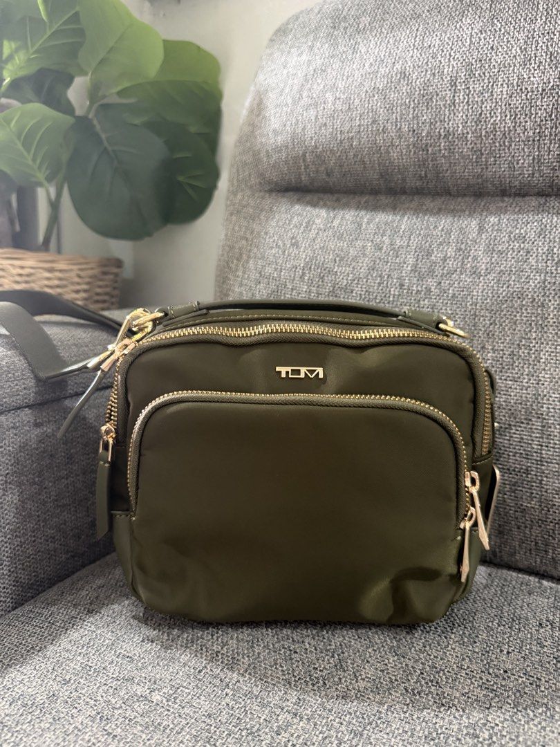 T U M I CROSSBODY (Category: Luxury Bags & Wallets) located in Quezon City. Submitted by glamshoppers101 (Listing ID 1467623391, Image 2). Description: LAST PRICE POSTED- Selling low already Like new Used once only Original No inclusion Regular price- Body Bag- $350.
