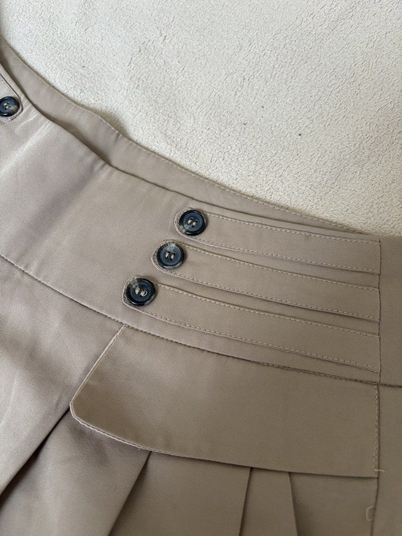 Tan High waist pleated shorts (Category: Shorts) located in Pasig City. Submitted by llovedbyliv (Listing ID 1467632370, Image 2). Description: Waist - 28in Length - 13in No issues.