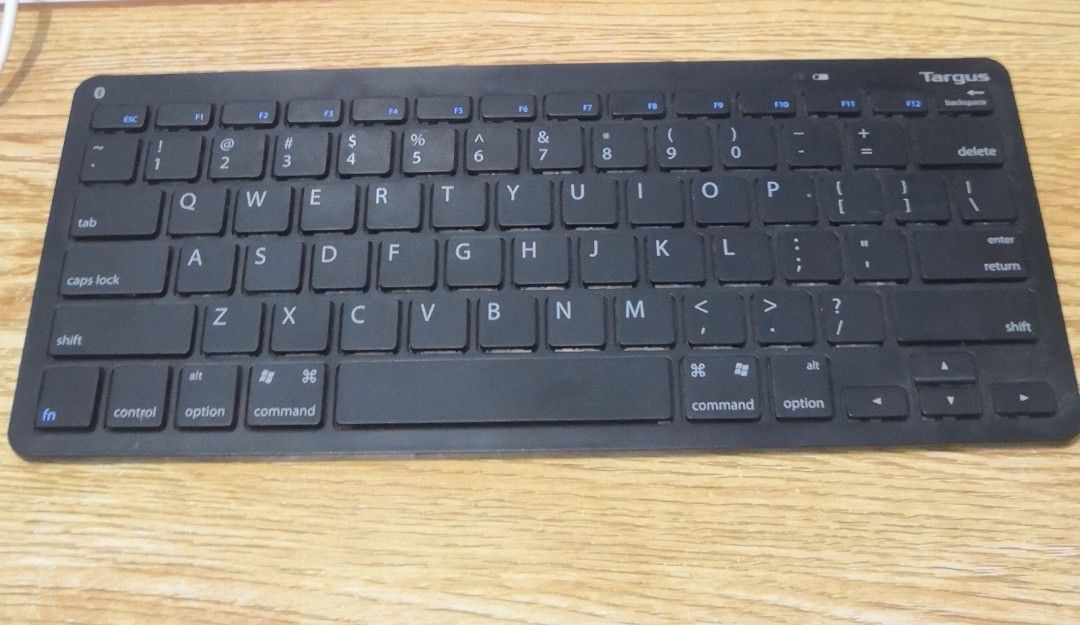 Targus Wireless Keyboard – Compact (Category: Computer Keyboard) located in Pasig City. Submitted by tagkaro (Listing ID 1467691062, Image 1). Description: Targus Wireless Keyboard – Compact Compact Targus keyboard, black color. Complete keyboard unit with power switch sa likod. Suitable for computer and compatible devices, depende sa connection. Condition: Secondhand Brand: Targus Color: Black Layout: QWERTY Included: Keyboard only, based sa ava
