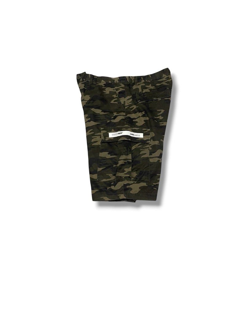 Teebox Camou Cargo Shorts (Category: Shorts) located in Bulacan. Submitted by sanjisthrift (Listing ID 1467791309, Image 2). Description: Width 36 Length 24.5 Very Good Condition 9/10 Discoloration .