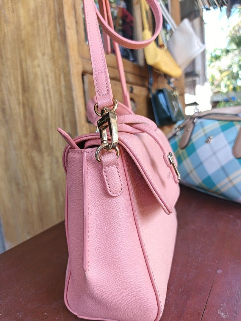 Teenie weenie sling bag (Category: Cross-body Bags) located in Quezon, Isabela. Submitted by ukay-ukaybylyn (Listing ID 1467744259, Image 2). Description: good as new💯 magaganda leather ng teenie weenie hindi bakbakin kasya lone wallet and adjustable strap.