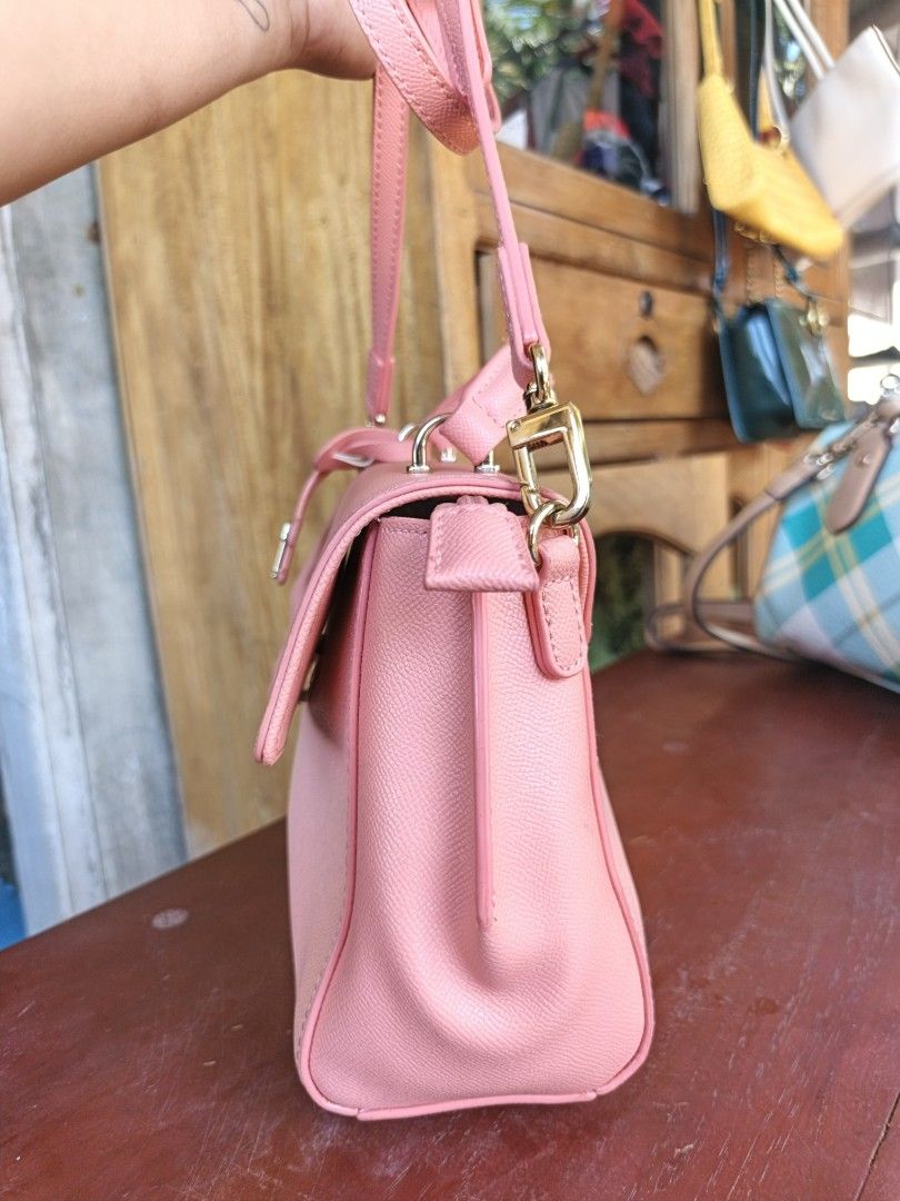 Teenie weenie sling bag (Category: Cross-body Bags) located in Quezon, Isabela. Submitted by ukay-ukaybylyn (Listing ID 1467744259, Image 3). Description: good as new💯 magaganda leather ng teenie weenie hindi bakbakin kasya lone wallet and adjustable strap.