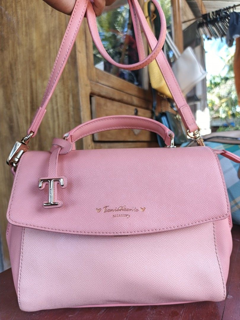 Teenie weenie sling bag (Category: Cross-body Bags) located in Quezon, Isabela. Submitted by ukay-ukaybylyn (Listing ID 1467744259, Image 1). Description: good as new💯 magaganda leather ng teenie weenie hindi bakbakin kasya lone wallet and adjustable strap.