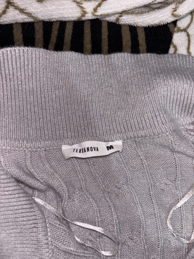 Terranova Buttoned Sweater (Category: Longsleeves) located in Taguig. Submitted by geminicvnt14 (Listing ID 1467630404, Image 2). Description: - preloved cardigan.