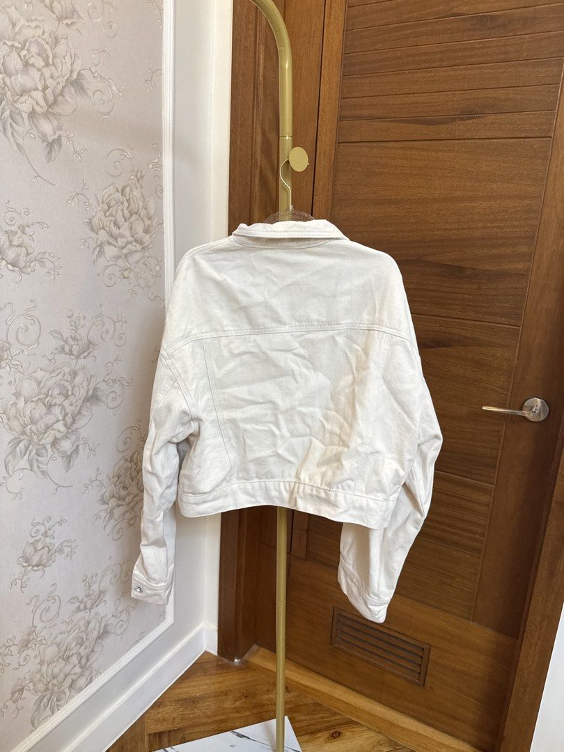 The Editor's Market: Jacket in Beige (Category: Coats, Jackets and Outerwear) located in Quezon City. Submitted by vpauline (Listing ID 1467624980, Image 3). Description: 10/10.