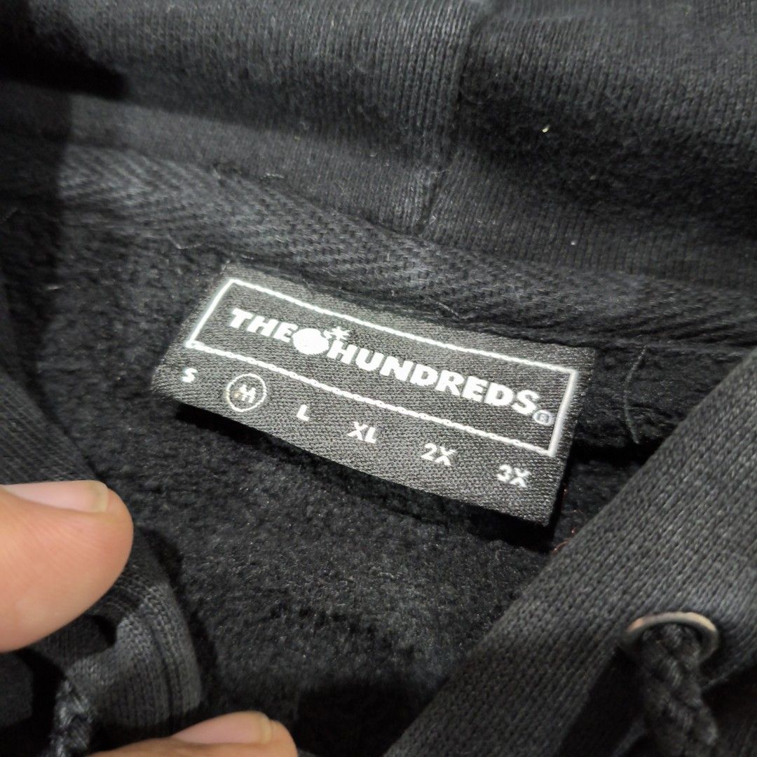 The hundreds hoodie (Category: Hoodies) located in Calatrava. Submitted by ermitany0 (Listing ID 1467672816, Image 2). Description: the hundreds size: Medium width x length: 23.5"x27 flaws: - crack print - paint stains - distress ribbings - repaired stitching sa back hem please check photos for more details ✅ location: Negros Occidental PM if interested 📩 📩 📩.