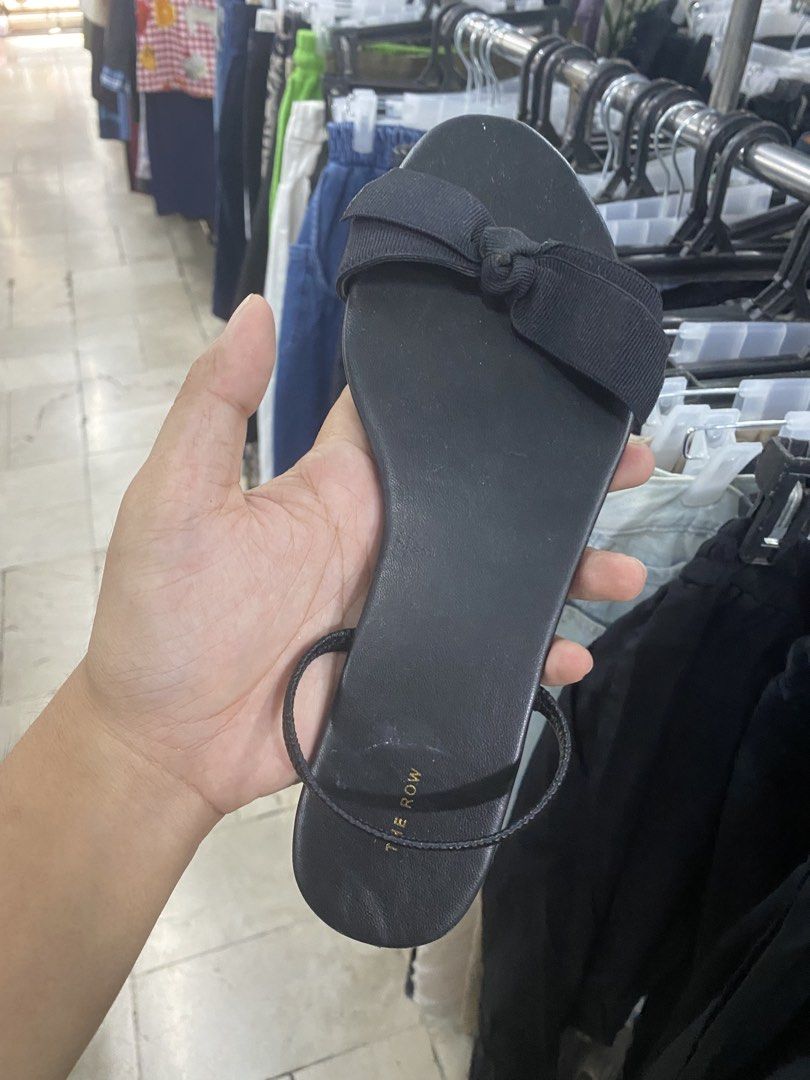 The row (Category: Sandals) located in Manila. Submitted by hell_market (Listing ID 1467651031, Image 1). Description: .