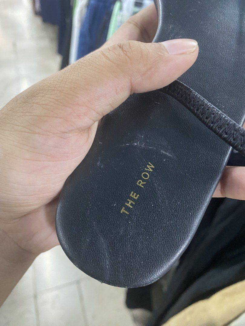 The row (Category: Sandals) located in Manila. Submitted by hell_market (Listing ID 1467651031, Image 2). Description: .