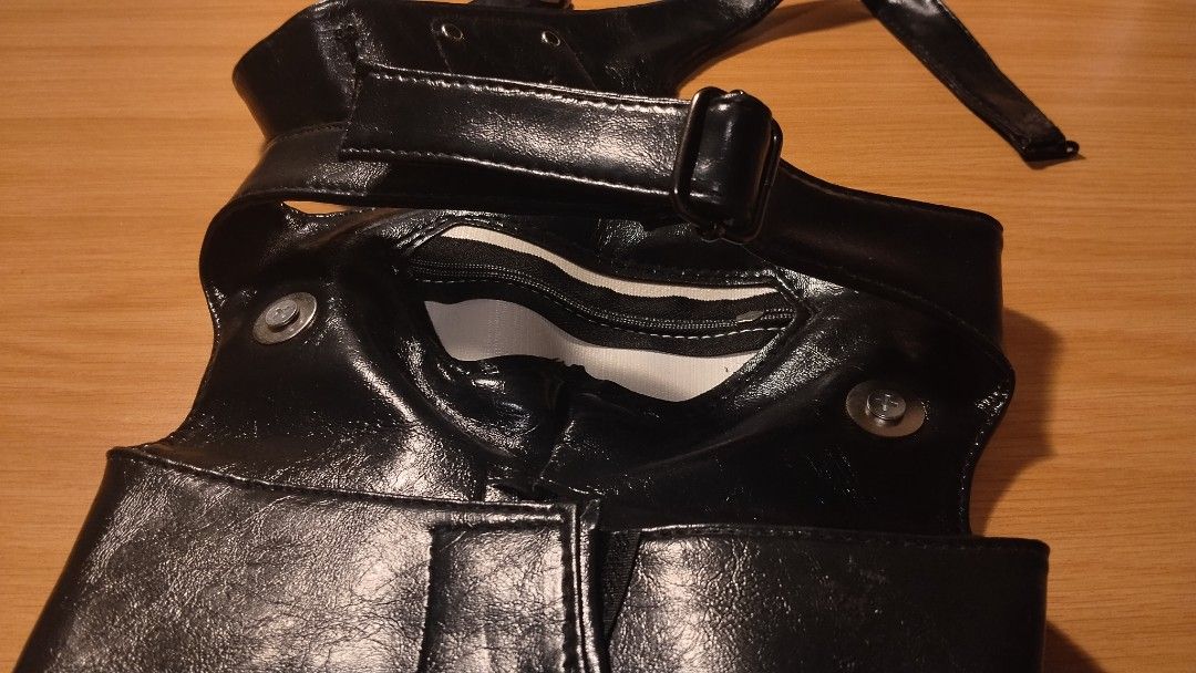 Tokyo Ghoul mask (Category: Cross-body Bags) located in Mandaluyong City. Submitted by dennisells (Listing ID 1467756238, Image 2). Description: RFS: I bought it YEARS AGO from that anime shop in megamall iykyk.