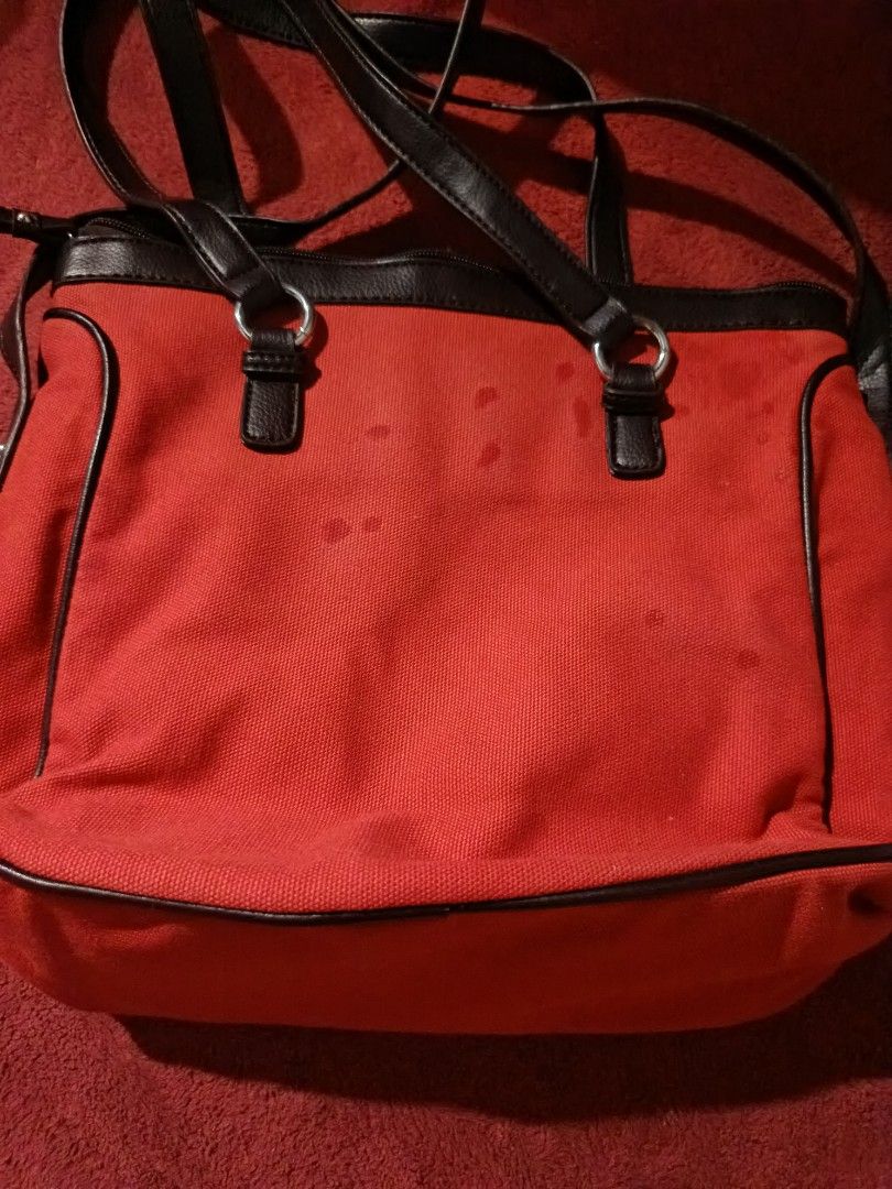 Tommy Hilfiger (Category: Luxury Bags & Wallets) located in Datu Odin Sinsuat (Dinaig). Submitted by jasminejehsu (Listing ID 1467716213, Image 3). Description: the bag is like new pero may mga part na may dot nasa picture naman flaws niya..