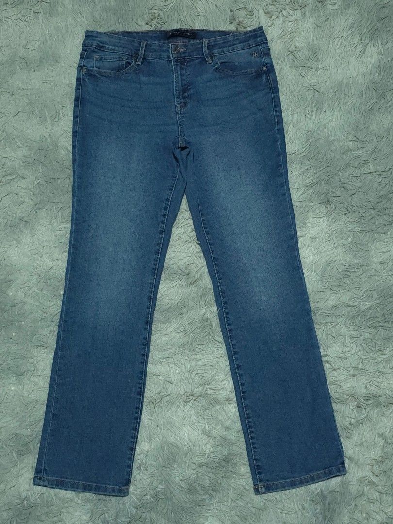 Tommy Hilfiger Blue Denim Jeans (Category: Jeans) located in Abulug. Submitted by humanwhosellthings (Listing ID 1467640235, Image 1). Description: - Brand: Tommy Hilfiger Denim Pants ✅Excellent Condition ✅Issue: needs wash ▫️Waist Size: 32 ▫️Length: 38 - Color/Wash: Medium blue - Fit: Straight leg, versatile casual wear - Design: Classic five-pocket style with button closure and zip fly - Details: Branded hardware and subtle flag logo accents - 
