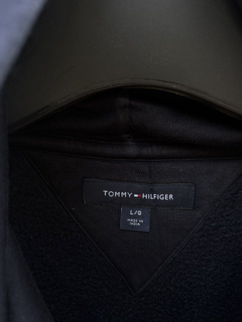 Tommy Hilfiger Hoodie (Category: Coats, Jackets and Outerwear) located in Baybay. Submitted by thrift.ed2023 (Listing ID 1467649199, Image 3). Description: Tommy Hilfiger Hoodie Large 22x28 No Issue Need Wash Good as New .