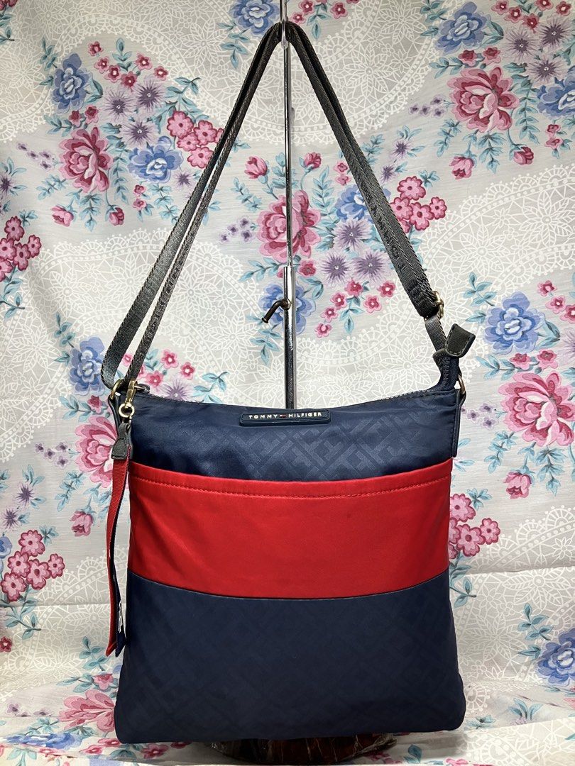 TOMMY HILFIGER NYLON CROSSBODY BAG (Category: Sling Bags) located in General Mariano Alvarez. Submitted by adonid (Listing ID 1467656334, Image 1). Description: TOMMY HILFIGER NYLON CROSSBODY BAG GOOD CONDITION NORMAL SIGN OF USAGE ONLY ISSUE YUNG BAKBAK NA YUNG CREED.