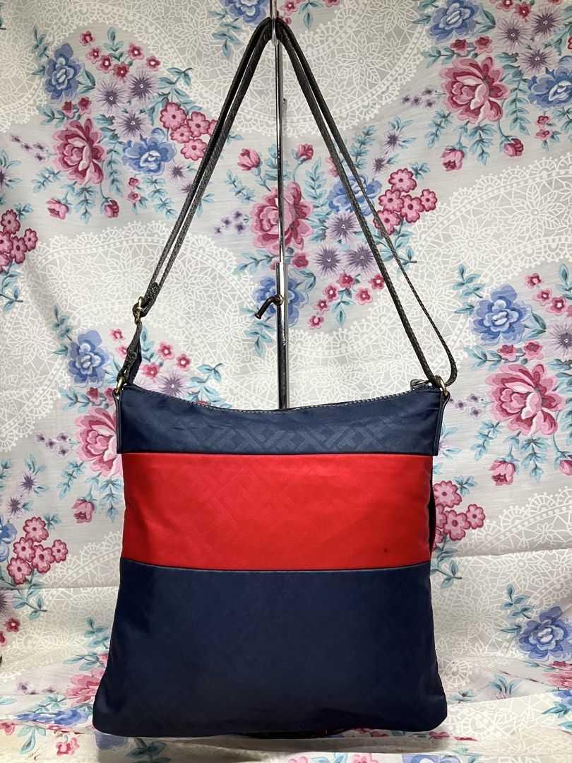 TOMMY HILFIGER NYLON CROSSBODY BAG (Category: Sling Bags) located in General Mariano Alvarez. Submitted by adonid (Listing ID 1467656334, Image 2). Description: TOMMY HILFIGER NYLON CROSSBODY BAG GOOD CONDITION NORMAL SIGN OF USAGE ONLY ISSUE YUNG BAKBAK NA YUNG CREED.