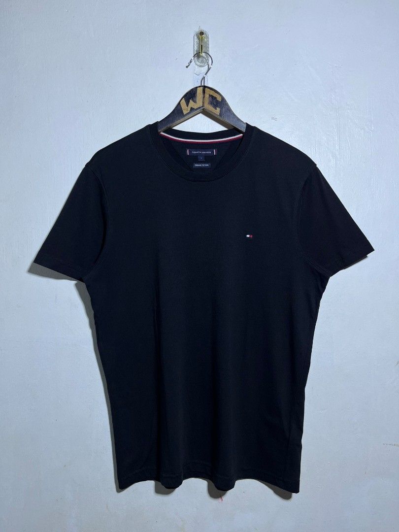 TOMMY HILFIGER SHIRT (Category: Tshirts & Polo Shirts ) located in Dumaguete. Submitted by kingepoy (Listing ID 1467651940, Image 2). Description: Large Width 21.5 / Length 27.5 Excellent Condition 9.8/10 Color Rate No issues.