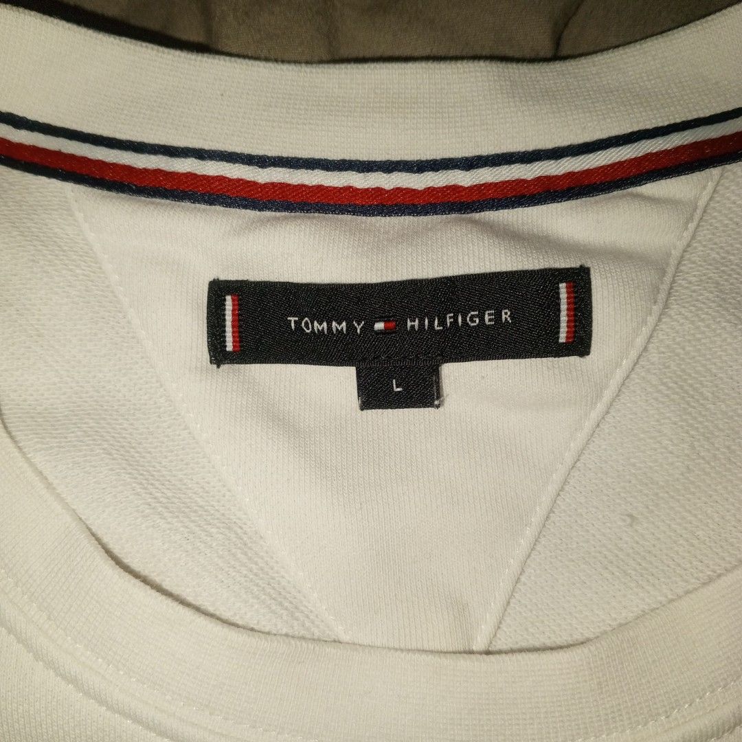Tommy Hilfiger sweatshirt (Category: Coats, Jackets and Outerwear) located in Bacoor. Submitted by jeffmedrin55454 (Listing ID 1467729025, Image 3). Description: dimes 22x26.5 issue none location Bacoor Cavite.