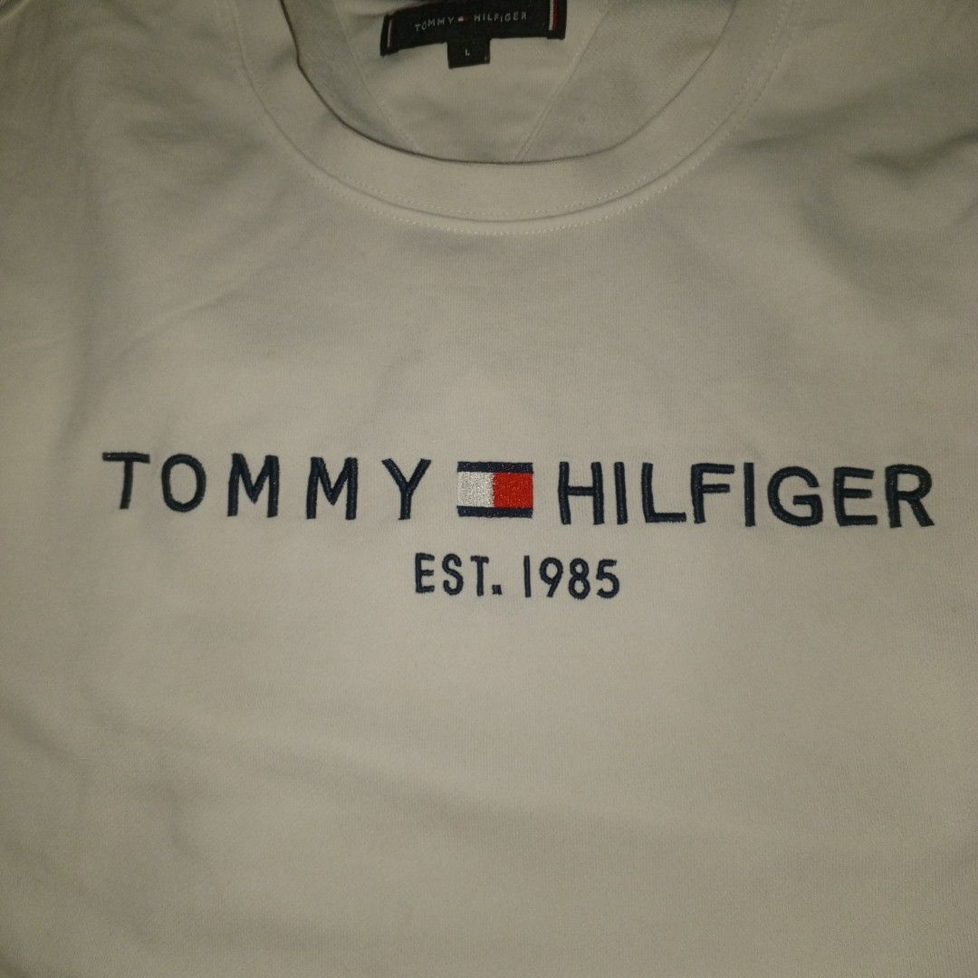 Tommy Hilfiger sweatshirt (Category: Coats, Jackets and Outerwear) located in Bacoor. Submitted by jeffmedrin55454 (Listing ID 1467729025, Image 2). Description: dimes 22x26.5 issue none location Bacoor Cavite.