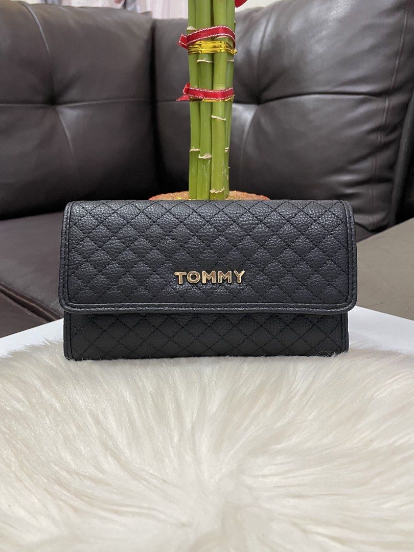 Tommy Hilfiger Wallet Mediun Authentic (Category: Wallets & Card holders) located in Mandaue City. Submitted by ludz_0246 (Listing ID 1467696197, Image 1). Description: 💯%Guaranteed Original Genuine Leather Nylon Interior Medium Size With Tag Price Bought from US Card Slot and Coin Slot Actual Photo.