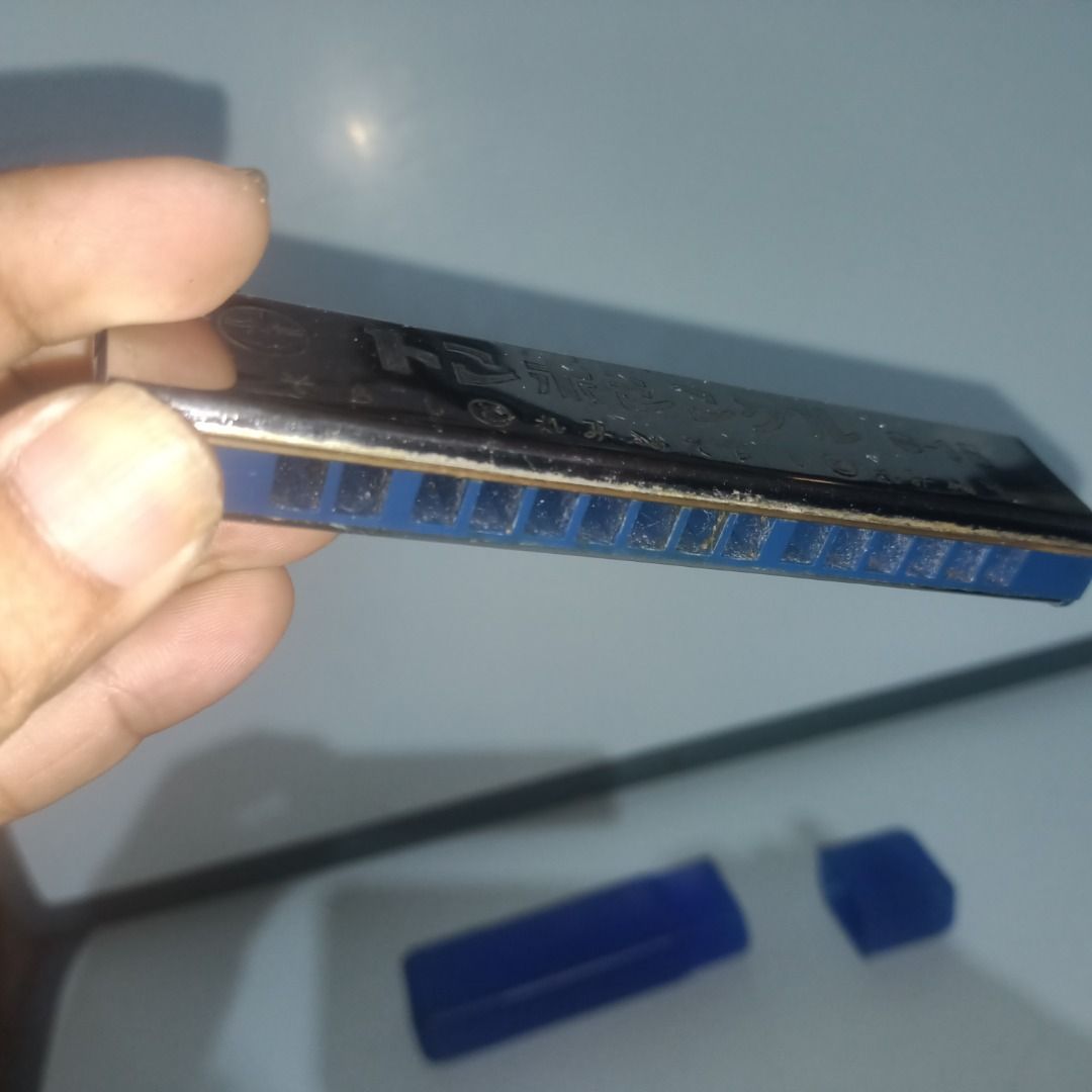 Tonbo Single S-18 Harmonica (Category: Musical Instruments) located in Munoz. Submitted by larryc1212 (Listing ID 1467680871, Image 2). Description: - Model: Tonbo Single S-18 harmonica - Color/Design: Silver metal body with a blue plastic comb and Japanese inscriptions on the cover plate - Type: Standard single-sided layout, made in Japan - Inclusions: Comes with original blue plastic storage case - Condition: Shows minor signs of handling and s