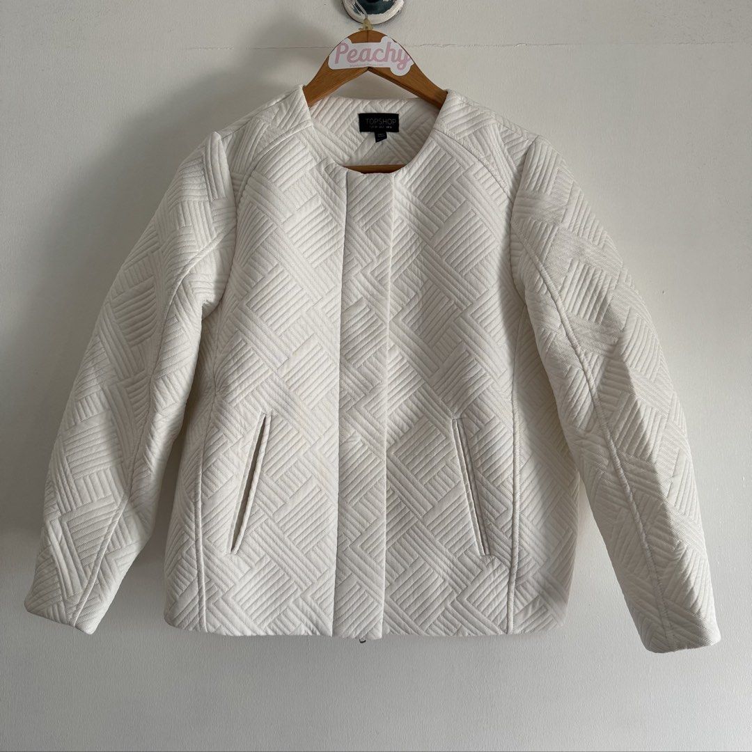 Topshop blazer (Category: Coats, Jackets and Outerwear) located in Manila. Submitted by apparella.ph (Listing ID 1467676584, Image 1). Description: Selling low due to stains inside ( not noticeable , not sure if removable kayo nlng magremove ) Super ganda 10/10 lakas makasosyal Bust:40 Length:23 ☑️Everything is my Own preloved / BNWT/BNWOT ☑️ not thrifted/Ukay ☑️ malukot sa picture kasi na stock sa cabinet (tinatamad mag plantsa ✌️ ) ☑️Personal i
