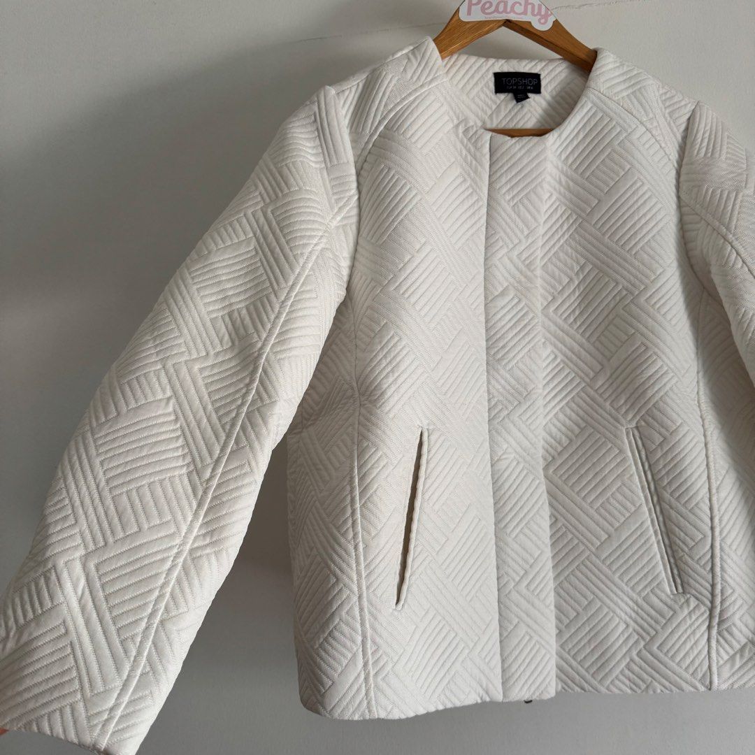 Topshop blazer (Category: Coats, Jackets and Outerwear) located in Manila. Submitted by apparella.ph (Listing ID 1467676584, Image 2). Description: Selling low due to stains inside ( not noticeable , not sure if removable kayo nlng magremove ) Super ganda 10/10 lakas makasosyal Bust:40 Length:23 ☑️Everything is my Own preloved / BNWT/BNWOT ☑️ not thrifted/Ukay ☑️ malukot sa picture kasi na stock sa cabinet (tinatamad mag plantsa ✌️ ) ☑️Personal i