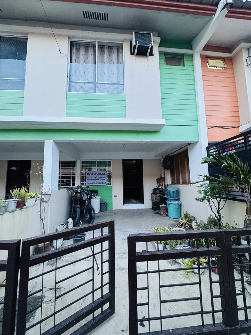 Townhouse for Sale (Category: Townhouse) located in Pasig City. Submitted by chic.shopaholic (Listing ID 1467655334, Image 1). Description: Townhouse 2 floors 3 rooms 2 toilet and bathroom 1 garage that can accommodate a sedan and 1 motorcycle 3.5M slightly negotiable - with complete papers. Legal documents will be arranged at the purchaser’s expense which is included in the agreed sale price..