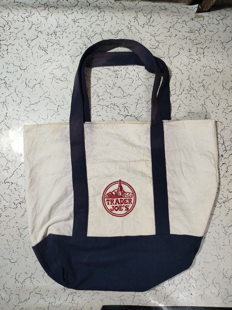 Traders joes (Category: Tote Bags) located in Mandaluyong City. Submitted by ren2o_cru2 (Listing ID 1467773221, Image 1). Description: traders joes tote bag.