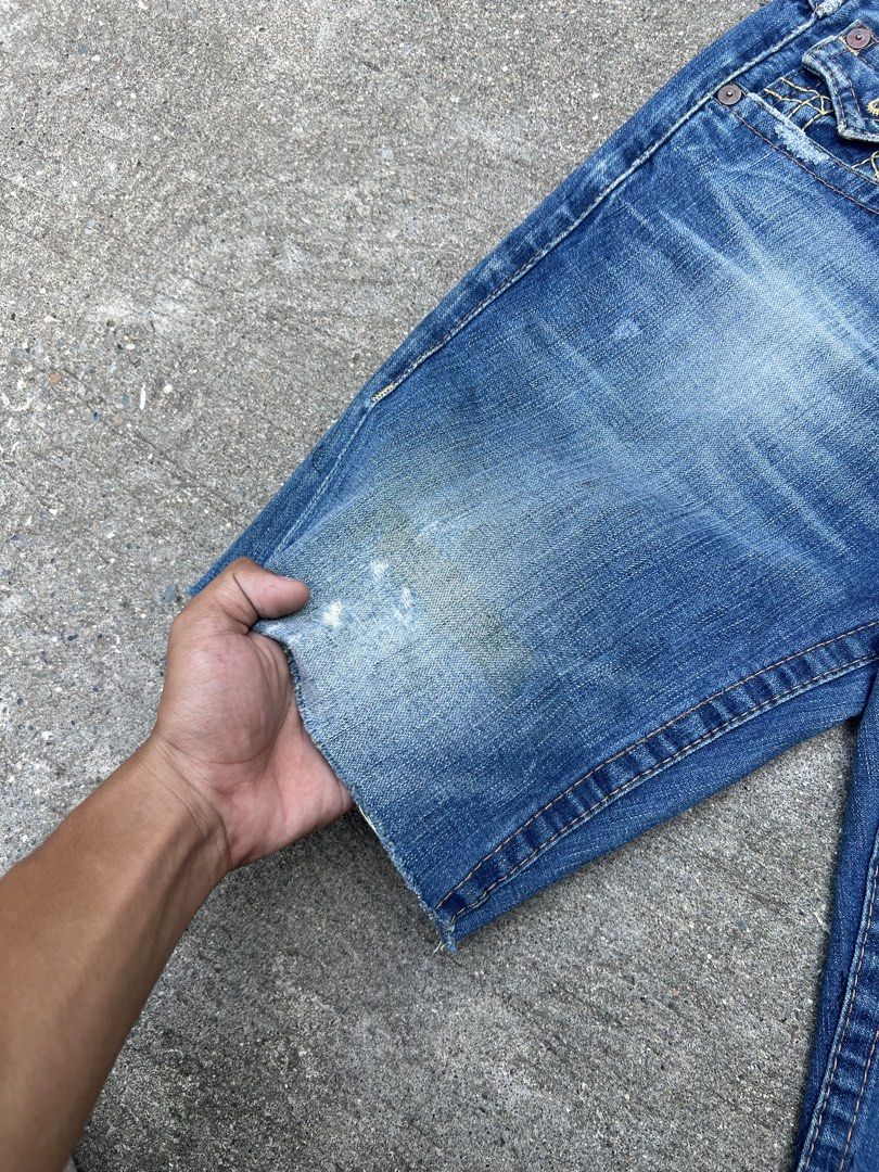 True religion altered shorts (Category: Shorts) located in Manticao. Submitted by flipwithdave (Listing ID 1467737177, Image 2). Description: TRUE RELIGION DENIM JORTS🔥 EXCELLENT CONDITION & VINTAGE VIBES ✅ COLOR 10/10✅ COMPLETE TAGS ✅ Dimes: L:22 W: 32 LEG OPENING:9 PRICE:📩 PM na mga bossing📍‼️ IG: flip_with_dave FB: Flip With Dave Carousell: Flip with dave LOCATION: MINDANAO MOP: GCASH 📲 COURIER: J&T🚚 Pay first before delivery 📱 Strictly 
