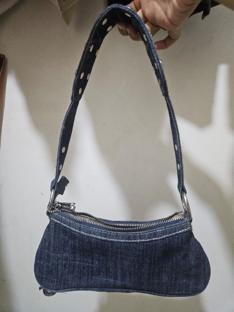 True Religion Denim Shoulder Bag (Category: Shoulder Bags) located in General Trias. Submitted by averageukayenjoyer (Listing ID 1467713148, Image 2). Description: – Bought from US – RFS: Decluttering.