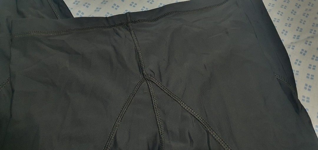 TUNDRA Stretch Leg Warmer (Category: Hiking & Camping) located in Cainta. Submitted by origeetostore (Listing ID 1467632753, Image 3). Description: - Color: Solid black - Fit: Compression style with supportive elastic waistband - Design: Contoured panel stitching down the legs for a flattering fit - Details: Branded logo and distinctive arrow graphics near the left hip - Material: Smooth, flexible athletic fabric - Condition: Brand new / Excellen