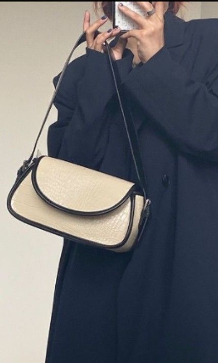 Two color shoulder bag (Category: Shoulder Bags) located in Bacoor. Submitted by declutterbyb_69 (Listing ID 1467627219, Image 2). Description: .