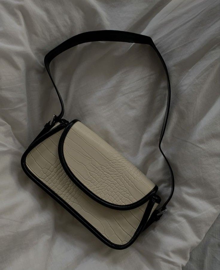 Two color shoulder bag (Category: Shoulder Bags) located in Bacoor. Submitted by declutterbyb_69 (Listing ID 1467627219, Image 1). Description: .