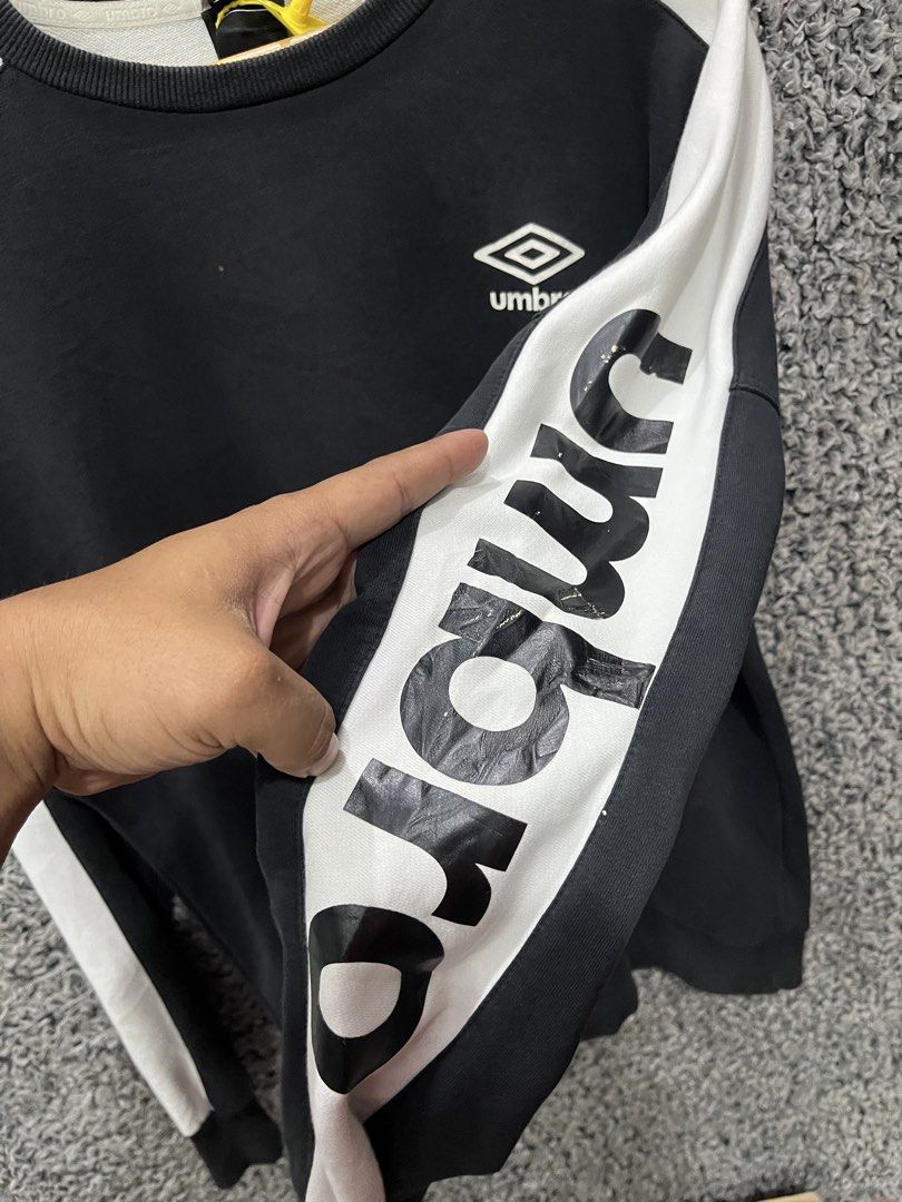 Umbro crewneck sweatshirt | Size XL (Category: Tshirts & Polo Shirts ) located in General Trias. Submitted by zrchustle.604 (Listing ID 1467837667, Image 2). Description: Umbro crewneck sweatshirt, featuring a black body panels, white contrast color blocking along the top of the shoulders and sleeves, and the signature embroidered white Umbro diamond logo on the right chest..