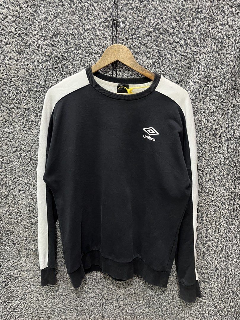 Umbro crewneck sweatshirt | Size XL (Category: Tshirts & Polo Shirts ) located in General Trias. Submitted by zrchustle.604 (Listing ID 1467837667, Image 1). Description: Umbro crewneck sweatshirt, featuring a black body panels, white contrast color blocking along the top of the shoulders and sleeves, and the signature embroidered white Umbro diamond logo on the right chest..