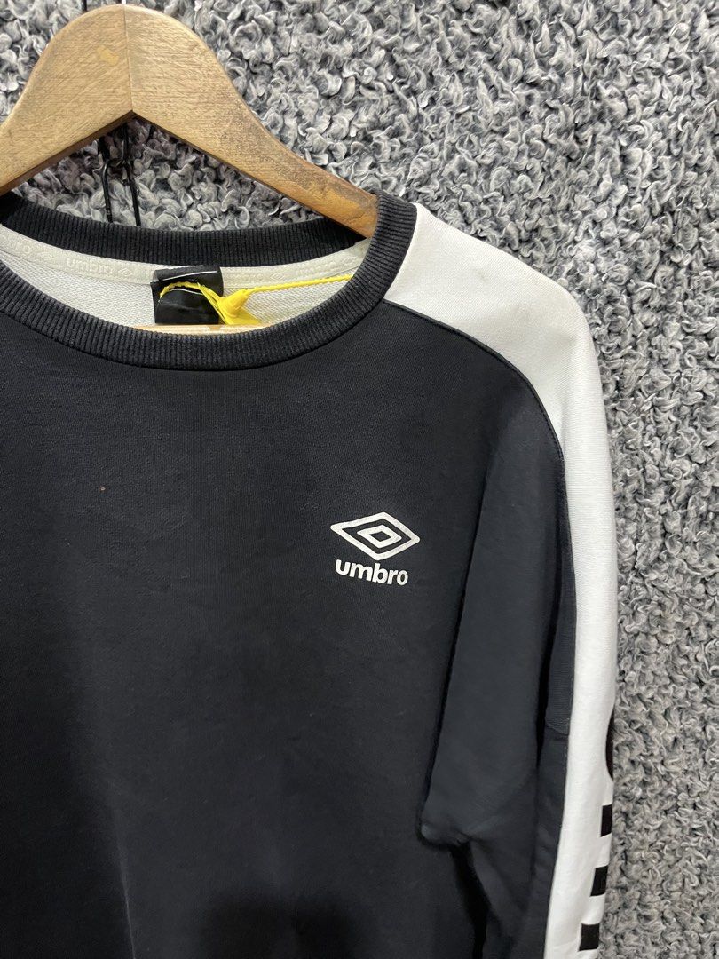 Umbro crewneck sweatshirt | Size XL (Category: Tshirts & Polo Shirts ) located in General Trias. Submitted by zrchustle.604 (Listing ID 1467837667, Image 3). Description: Umbro crewneck sweatshirt, featuring a black body panels, white contrast color blocking along the top of the shoulders and sleeves, and the signature embroidered white Umbro diamond logo on the right chest..