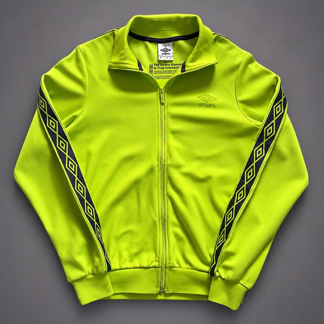 UMBRO DIAMOND ICON TRACK JACKET (Category: Coats, Jackets and Outerwear) located in Taguig. Submitted by clarrk95 (Listing ID 1467634888, Image 1). Description: Umbro Diamond Icon Track Jacket Size: Medium Asia (tag) Length: 25inches Width: 19inches Sleeve: 20inches PRICE: ₱500 ONLY! FLAW/S: chest logo fade ✅ brandnew condition ✅ add shipping fee ✅ ignoring LP inquiry Shipping: Lalamove | J&T | LBC Location: Taguig📍 Payment: Gcash | Bank | Cash 