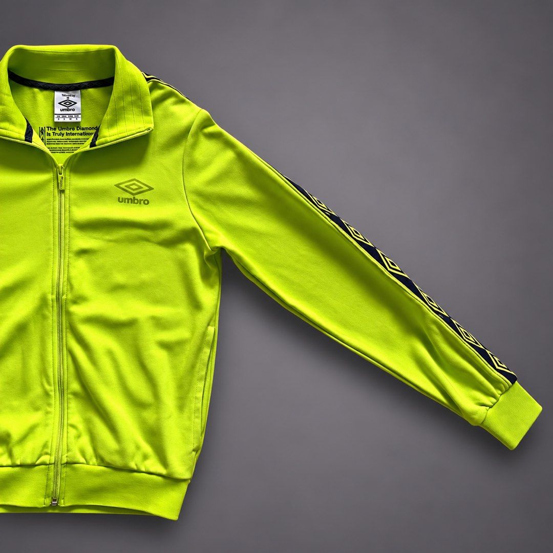 UMBRO DIAMOND ICON TRACK JACKET (Category: Coats, Jackets and Outerwear) located in Taguig. Submitted by clarrk95 (Listing ID 1467634888, Image 3). Description: Umbro Diamond Icon Track Jacket Size: Medium Asia (tag) Length: 25inches Width: 19inches Sleeve: 20inches PRICE: ₱500 ONLY! FLAW/S: chest logo fade ✅ brandnew condition ✅ add shipping fee ✅ ignoring LP inquiry Shipping: Lalamove | J&T | LBC Location: Taguig📍 Payment: Gcash | Bank | Cash 