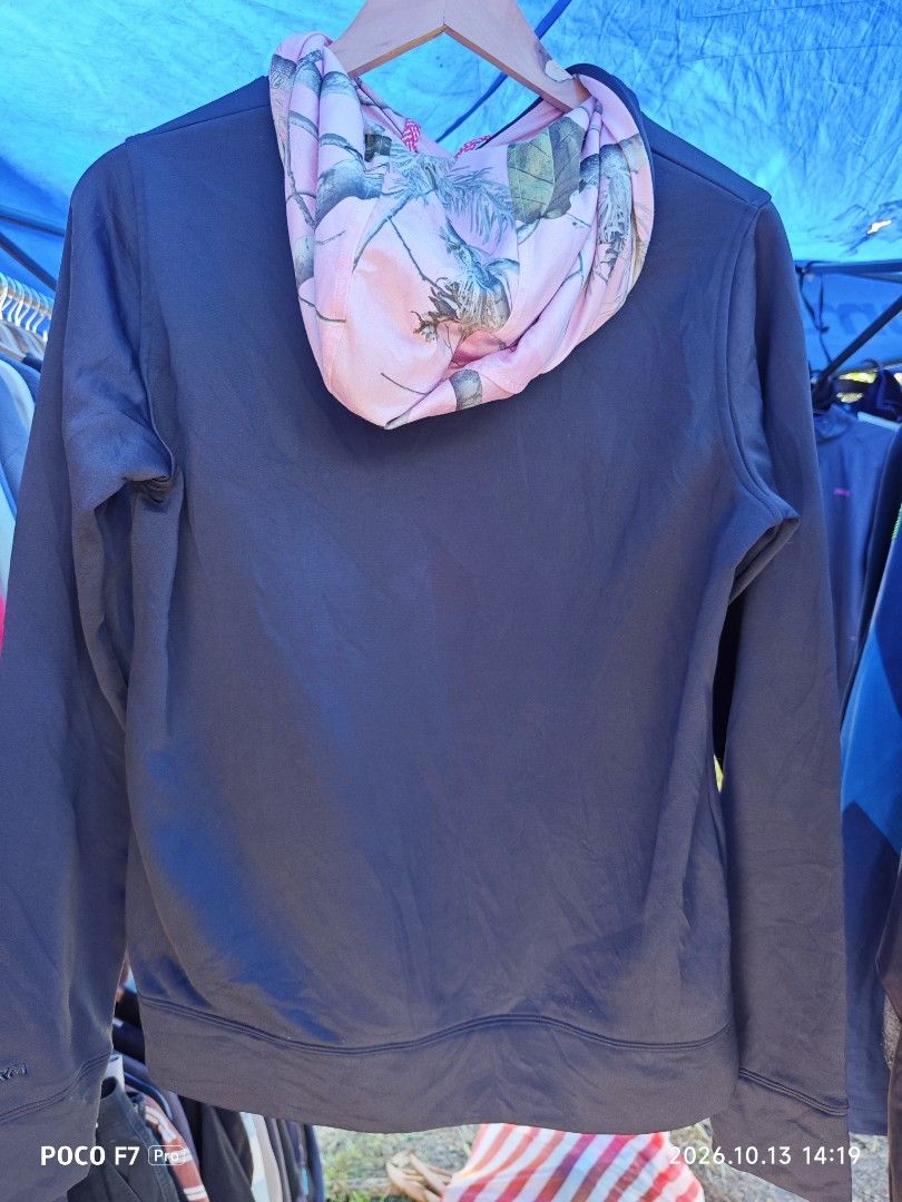 Under Armour Hoodie jacket (Category: Coats, Jackets and Outerwear) located in Mexico. Submitted by josephnuqui1980 (Listing ID 1467656725, Image 3). Description: .