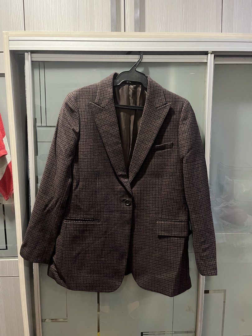 UNIQLO : C Brown Houndstooth Wool Blend Blazer Size L (Category: Coats, Jackets and Outerwear) located in Makati City. Submitted by grizzlybear95 (Listing ID 1467729415, Image 2). Description: - Brand: UNIQLO: C collaboration - Style: Wool blend blazer in a classic brown houndstooth pattern - Details: Single button closure, notched lapels, front flap pockets, and fully lined interior - Material: 67% polyester, 33% wool - Size: L - Condition: Exce