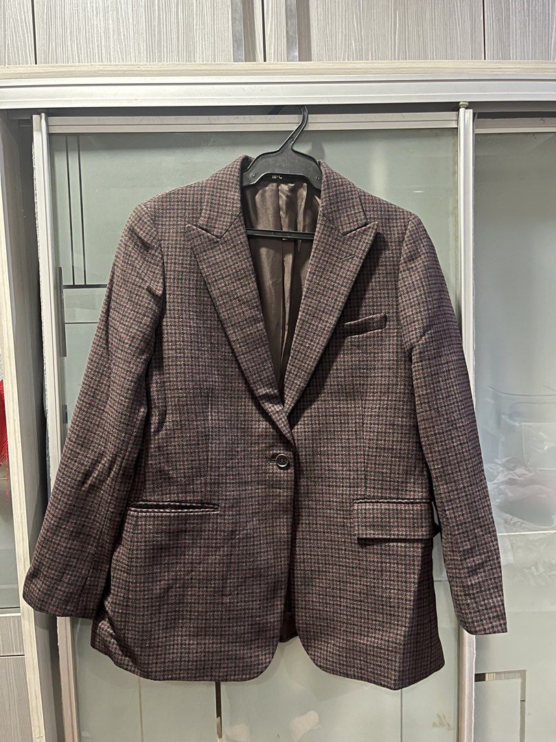 UNIQLO : C Brown Houndstooth Wool Blend Blazer Size L (Category: Coats, Jackets and Outerwear) located in Makati City. Submitted by grizzlybear95 (Listing ID 1467729415, Image 1). Description: - Brand: UNIQLO: C collaboration - Style: Wool blend blazer in a classic brown houndstooth pattern - Details: Single button closure, notched lapels, front flap pockets, and fully lined interior - Material: 67% polyester, 33% wool - Size: L - Condition: Exce