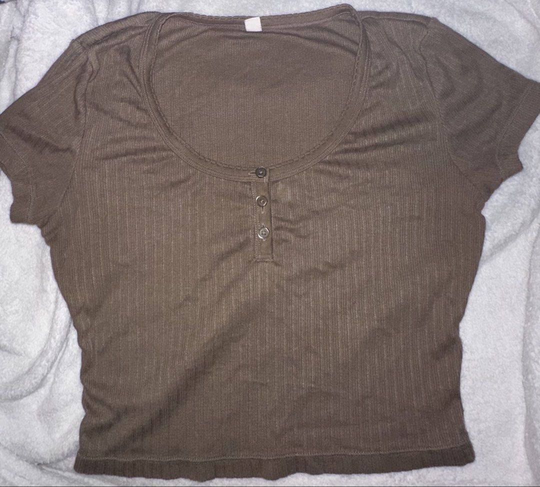 Uniqlo Army Green Cropped Top (Category: Shirts) located in Baguio. Submitted by prettygirl_kaplaan (Listing ID 1467610370, Image 1). Description: .