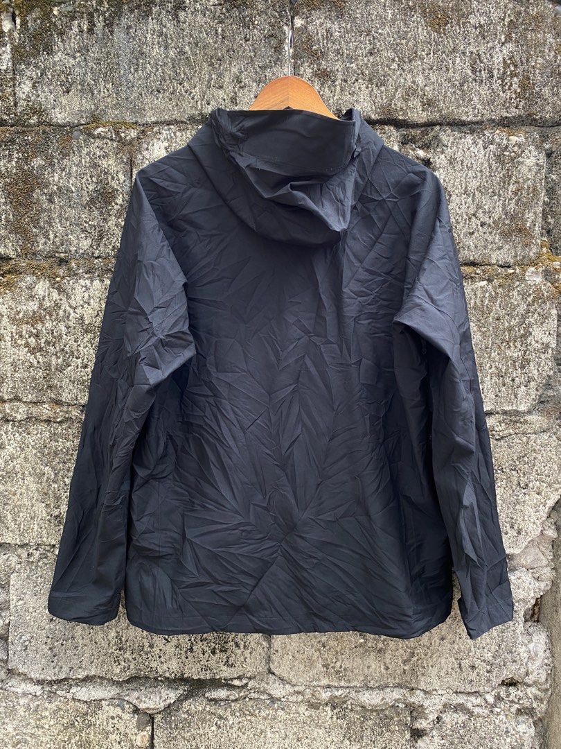 Uniqlo Blocktech Parka Black Size L (Category: Coats, Jackets and Outerwear) located in Bayugan. Submitted by reymarcastro56 (Listing ID 1467774870, Image 2). Description: - Brand/Model: Uniqlo Black Parka - Size: Large (L) - Design: Hooded zip-up with taped seams inside - Performance: Water-resistant, windproof, durable water repellency (DWR), and breathable - Material: Comfortable stretch fabric - Condition: Clean overall with minimal wear.
